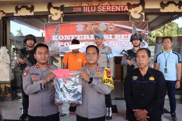 Keterangan gambar: Kapolres Badung AKBP.Teguh Priyo Wasono.SIK saat memberikan keterangan dan  menunjukkan alat bukti dan terduga pelaku dalam Konferensi Pers  Rabu (21/06)