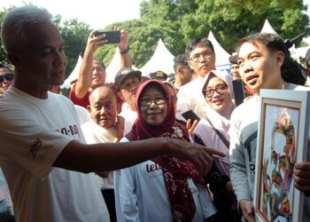 Safari Politik ke Surabaya, Ganjar Pranowo Temui Relawan Emak-Emak se-Jatim