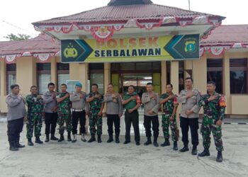 “Peringati HUT Bhayangkara Ke-77, Danramil 05 Serbalawan dan Ibu Persit Lakukan Kunjungan Ke Polsek Serbalawan”