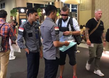 Kerap Bikin Onar dan Tidur di Trotoar, WN Rusia Dideportasi 