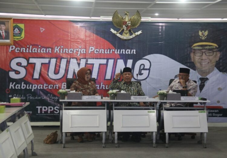 Foto sekda kabupaten Bogor di tengah
