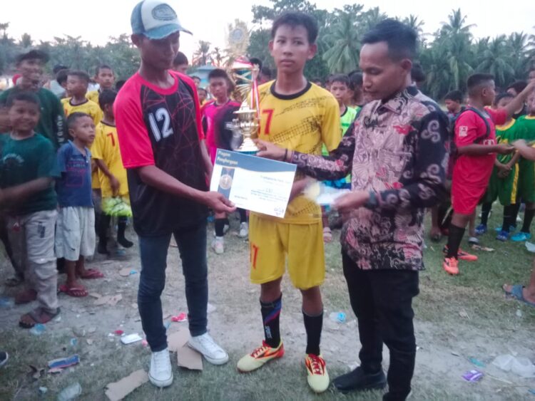 Gambar, Herianto dan Sandi Pradana menyerahkan Piala dan Piagam serta uang Pembinaan