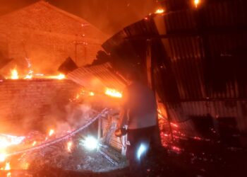 Api Mengamuk di Serbelawan, Personel Polsek Serbalawan Evakuasi Korban 