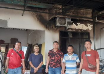 Polsek Bangun Resor Simalungun Bantu Evakuasi Korban Kebakaran Rumah di Huta Melati   