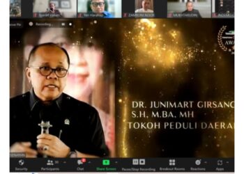 Miliki Komitmen Tinggi Perjuangkan Rakyat, Junimart Girsang Raih Penghargaan