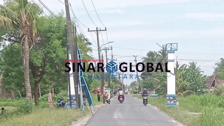Keterangan gambar: Gapura pintu masuk yang rusak akibat ditabrak Truk dan sudah dibayar ganti rugi