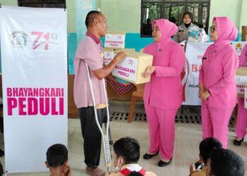 Bhayangkari Dan Polwan Polres Polres Siak Salurkan Bansos Untuk Sekolah Luar Biasa