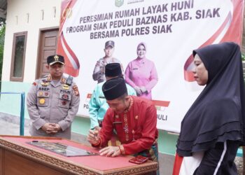Asisten Pemkesra Siak Saksikan Penyerahan Bantuan Rumah Layak Huni Program Baznas dan Polres Siak