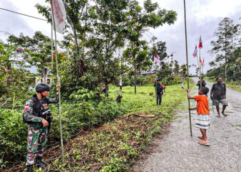 Satgas Yonif 122/TS Melaksanakan Komsos Dan Ajak Warga Kibarkan Bendera Merah Putih