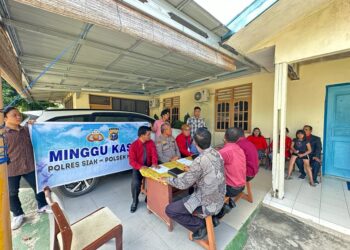 Giat Minggu Kasih, Personil Polsek Minas dan Polres Siak dengarkan curhatan Jemat HKBP Judika