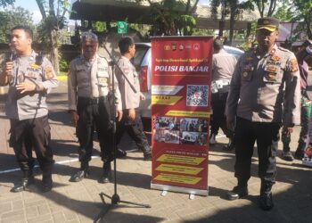 Kapolsek Benoa Sosialisasikan Aplikasi Polisi Banjar Kepada Peserta Kegiatan Peduli Lingkungan   