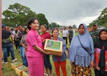 Penutupan TMMD Ke-117 Ny.Erika Ronald F.C. Sipayung Bagikan Tali Asih Pada Masyarakat Simalungun   