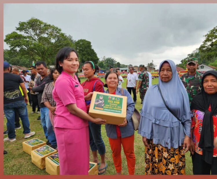 Keterangan gambar: Ketua Bhayangkari Cabang Simalungun Ny. Erika Ronald F.C. Sipayung saat penyerahan bantuan  tali asih