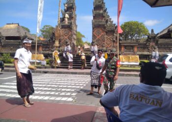 Pecalang Desa Adat Batuan Bersama Babinsa Amankan Kegiatan Persembahyangan Hari Raya Kuningan   