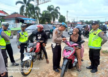 Satlantas Polres Simalungun Gelar Pembagian Bendera Merah Putih Untuk Memeriahkan HUT RI ke-78