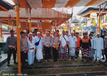 Kegiatan Jumat Curhat  Polres Jembrana di Pura Puseh Desa Pulukan