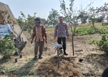 Bertajuk “Polri Lestarikan Negeri, Penghijauan Sejak Dini” Polsek Tualang Lakukan Giat Penanaman Pohon