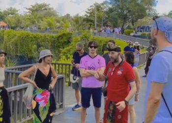 Viral WNA Menjadi Tour Guide di Tanah Lot Tabanan, Begini Fakta Sebenarnya