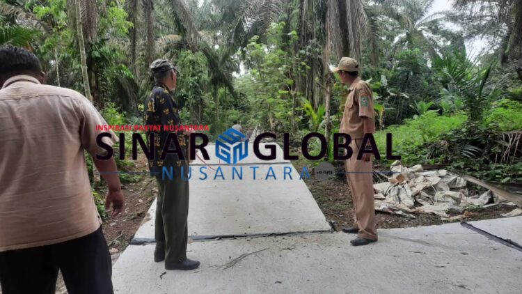 Keterangan gambar: Maujana Nagori Bahal Batu saat lakukan pengukuran kegiatan rabat beton di  Huta IV  Nagori Bahal Batu pada Senin(31/07/2023)