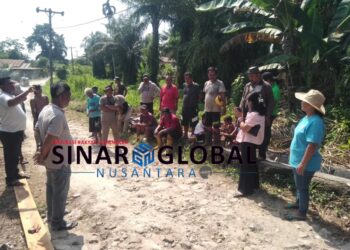 Parlindungan Manalu, Pangulu Jawamaraja Ajak Masyarakat Bergotong Royong Bangun Jalan Rabat Beton