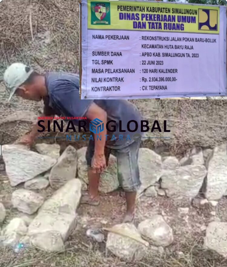 Keterangan foto : Pemasangan Batu Padas tanpa bantalan semen, bahkan diameter batu yang dipasang diduga melebihi standar