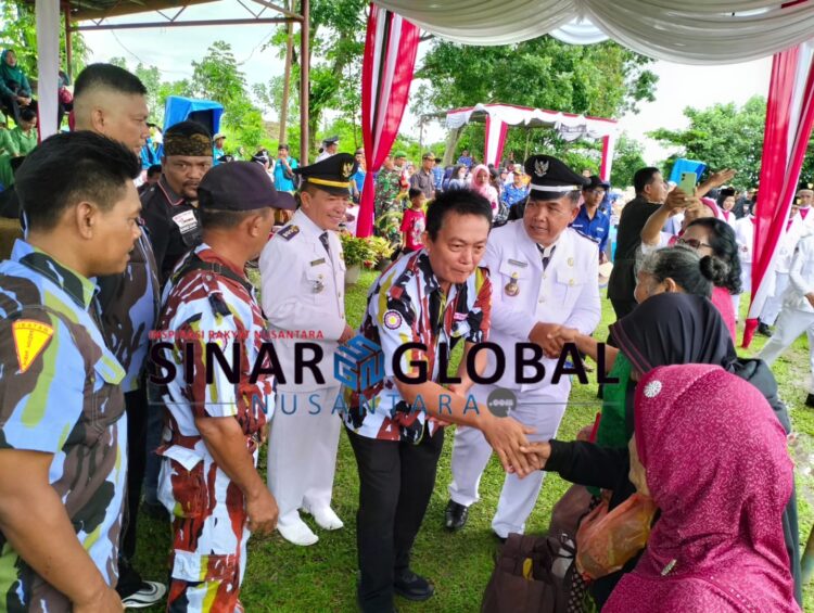 Keterangan Gambar: Ketua  PAC IPK Tanah Jawa.Bintang Silitonga  disaksikan Camat Tanah Jawa Marsyaman Samosir,dan Pangulu Balimbingan .Janwaris Gultom saat menyerahkan tali asih kepada Veteran usai upacara HUT RI ke-78  pada 17 Agustus 2023