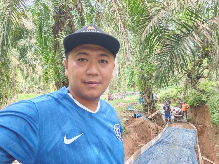 Pangulu Nagori Mekar Mulia, Sudar Luberki bangkitkan kembali warisan leluhur dengan memimpin langsung kegiatan gotong royong  pada Minggu (28/09/2025).
